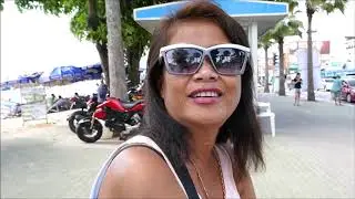 Talking to a nice older Thai Lady at Pattaya Beach