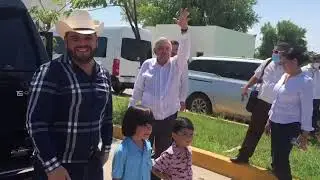 Capital México | AMLO se toma foto con 'El Komander'