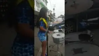 Linda, talentosa y guapachosa. La edecán que baila, canta y hasta toca