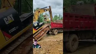 Как экскаваторщик припарковался в кузове грузовика 🤯🔥🚚