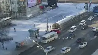 В Новокузнецке автомобиль на полной скорости врезался в подземный пешеходный переход.