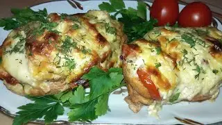 Куриное филе запеченное в духовке с сыром и помидорами, под вкусным соусом! Очень вкусное и сочное!