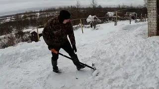 Лавиной снега завалило вход в дом