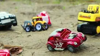 Police car chase the intruder, crashes and police sirens, toys for boys, village cartoon gadi