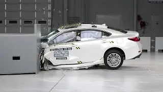 2016 Lexus ES 350 driver-side small overlap IIHS crash test