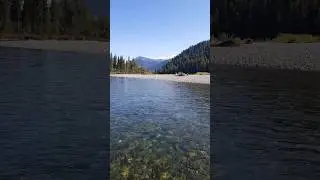 Вдали от цивилизации 🌄 Чистейший воздух, прозрачная вода горной реки 🏞️ и тишина, нет ни машин