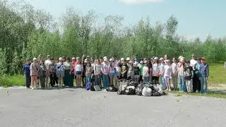 230606 Представители Детской художественной школы Радужного очистили от мусора прибрежную зону реки.