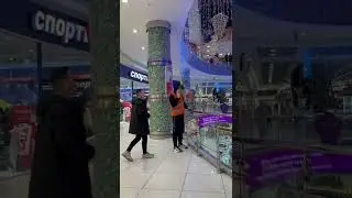 Подарил работнику тц iPhone /gave a shopping center employee a new iPhone