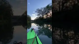 Байдарка, зеркало реки и отражения деревьев в воде #сплав #pineriver