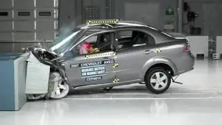 2007 Chevrolet Aveo moderate overlap IIHS crash test