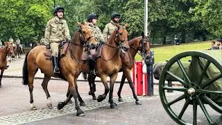 *13-POUNDER GUNS* SQUEEZED AROUND FAMOUS HYDE PARK CORNER (IMMENSE RIDING SKILL!)