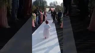 Полечка выносит кольца тёте на свадьбе, 👰