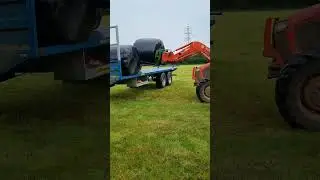 Kubota M5111 loading bales