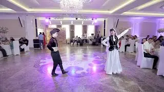 Танцевальный подарок от племянников для молодожен / Dance is a gift from nephews to newlyweds