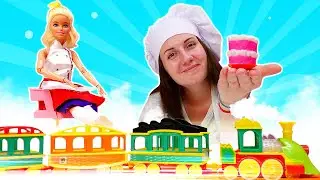 Поезд официант в кафе Барби! 🚂🍔 Игры в куклы для девочек