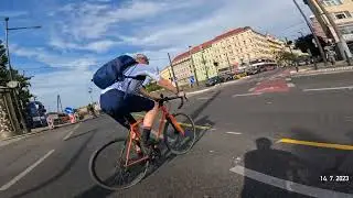 Skateboarding na pražské mozaice a Vinohradská