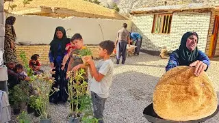 👩🏻‍🌾🧑‍🌾Gardening in the village: family cooperation in planting trees and beautifying the yard