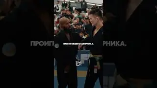 Бывший чемпион UFC Деметриус поддерживает соперника после матча.