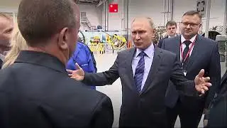 Путин обнял рабочего в Уфе