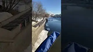 Зимний спиннинг в центре Москвы. Водоотводной канал во льду.