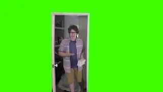 Maxmoefoe door green screen