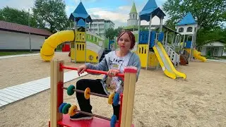 Алиса НА ДЕТСКОЙ ПЛОЩАДКЕ ! Алиса играет в кафе 🍽️ и катается с горок ! Alice play on playground