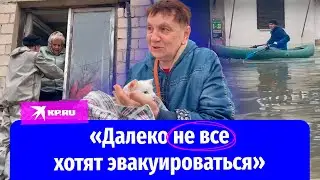 Эвакуация жителей Орска: спасатели вывозят людей на лодках