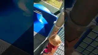 В солнечный день маленькая Наоми играет на детской площадке #baby #funnybaby #beach #funnyclips