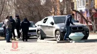 В Красноярске неадекватный уничтожал BMW X6 и других дорогостоящих автомобилей